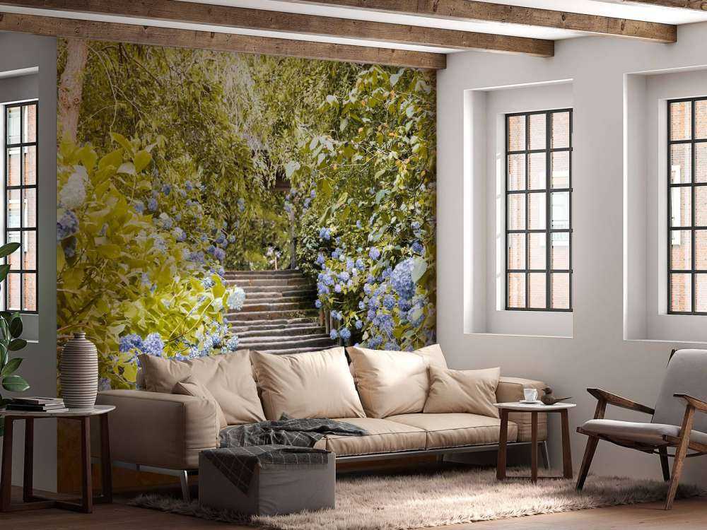 Blå blomster i parken