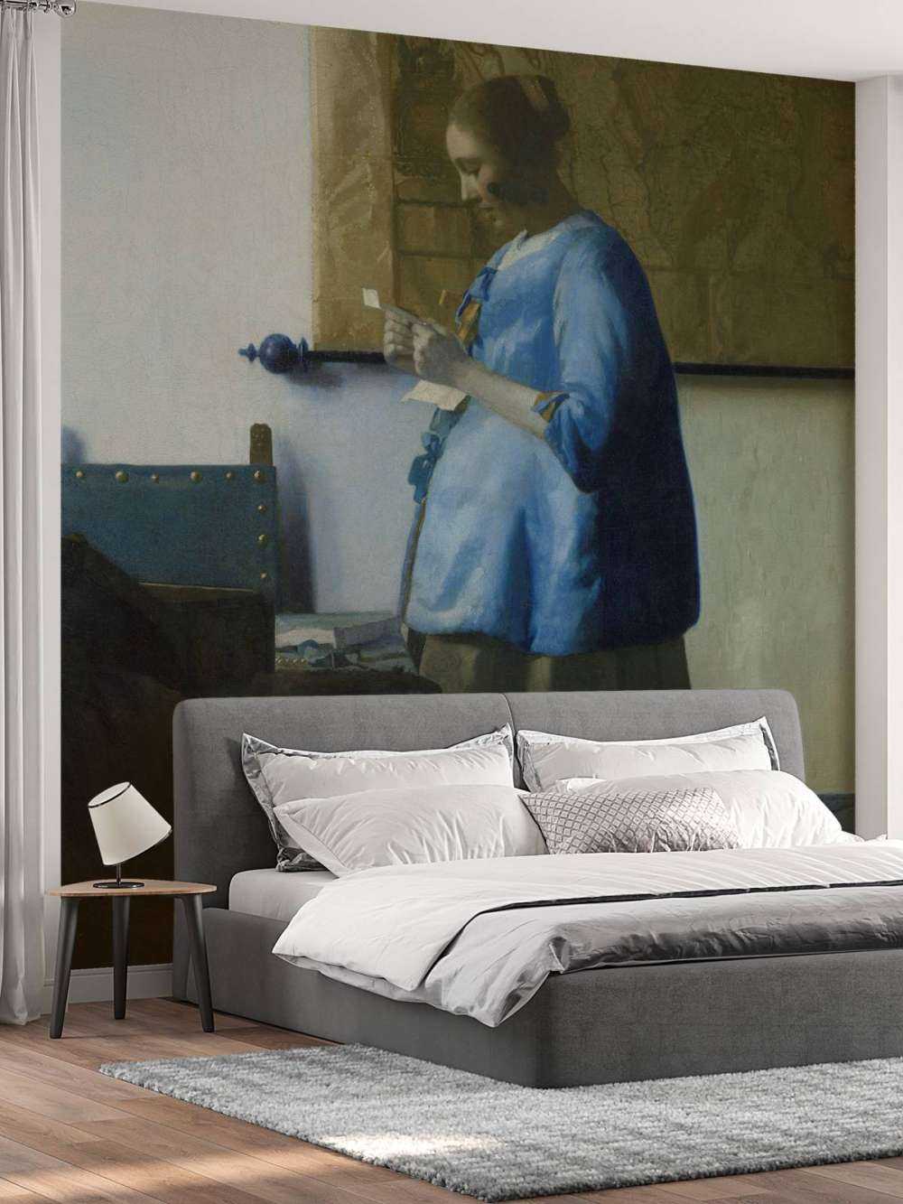 Kvinne som leser et brev