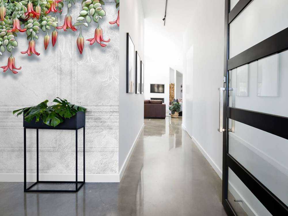 Eksotiske blomster på betong