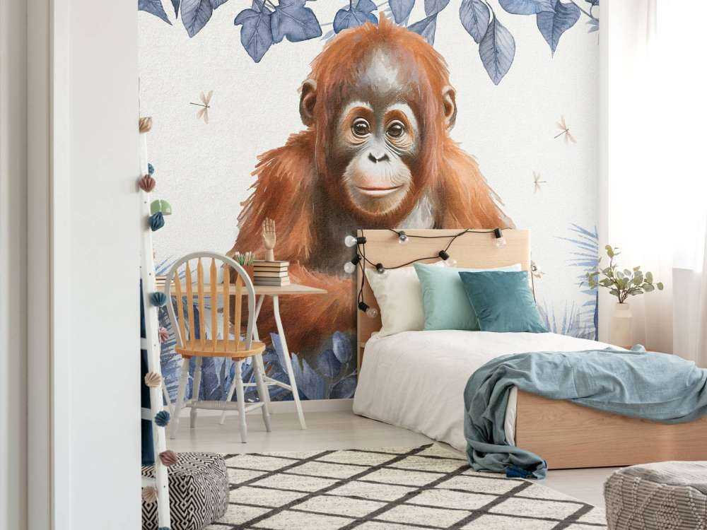 Ung orangutang i jungelen i blått