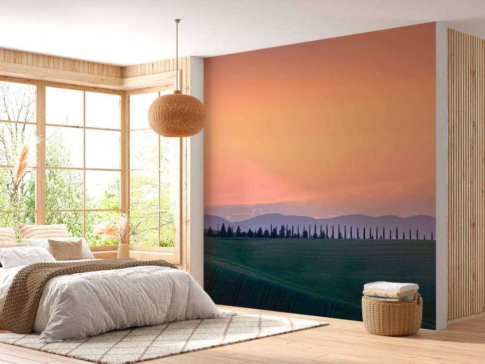 Italiensk landskap med oransje himmel