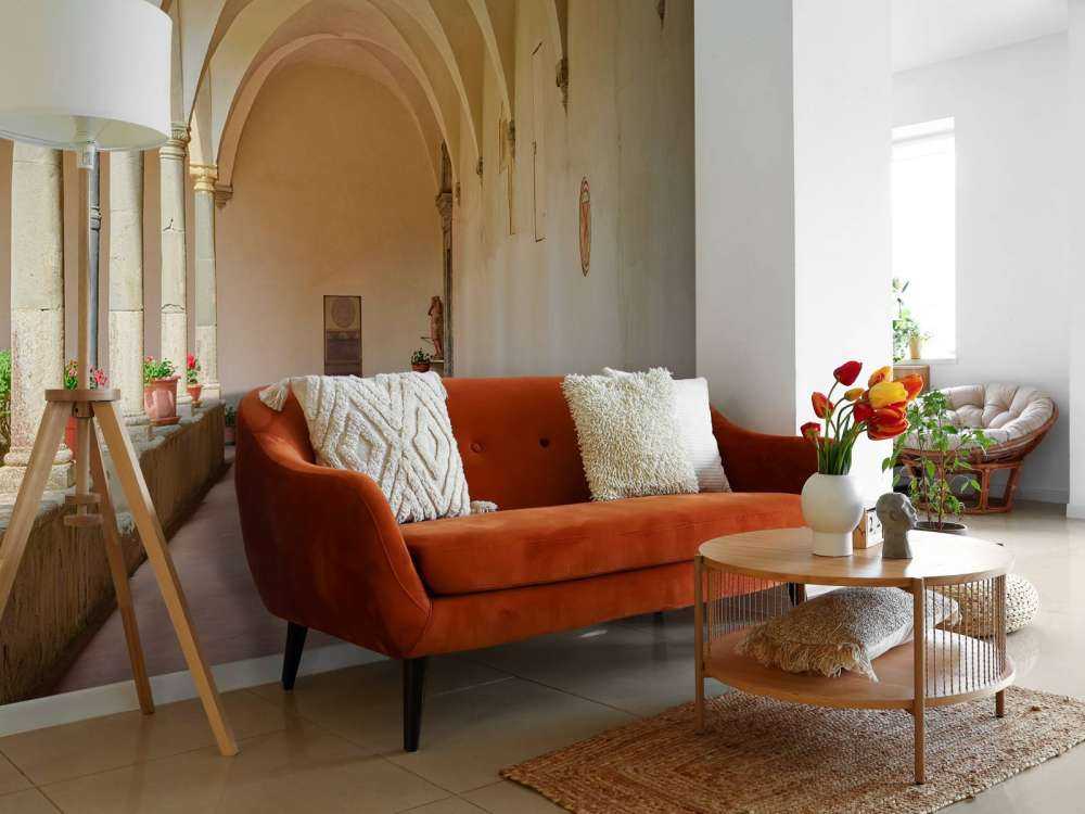 Gårdsplass med buer og planter