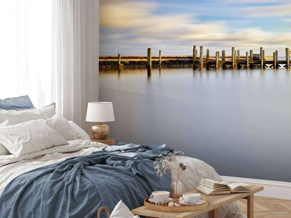 Lang brygge ved sjøen