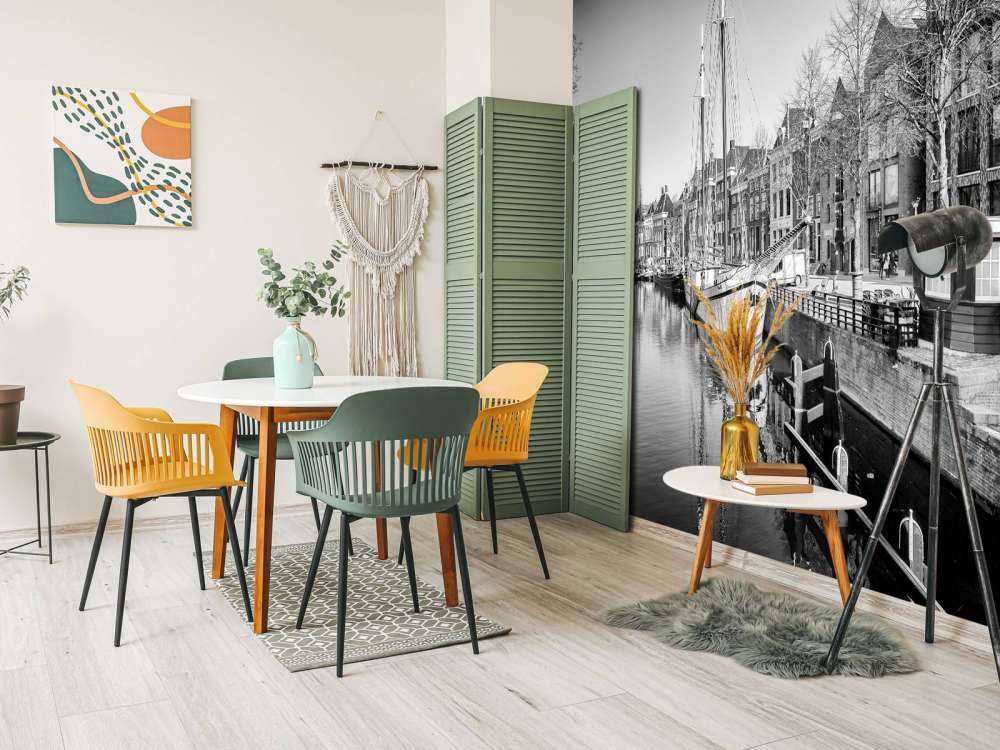 Historisch schip gelegen in de rivier de A in Groningen. In zwart wit. 