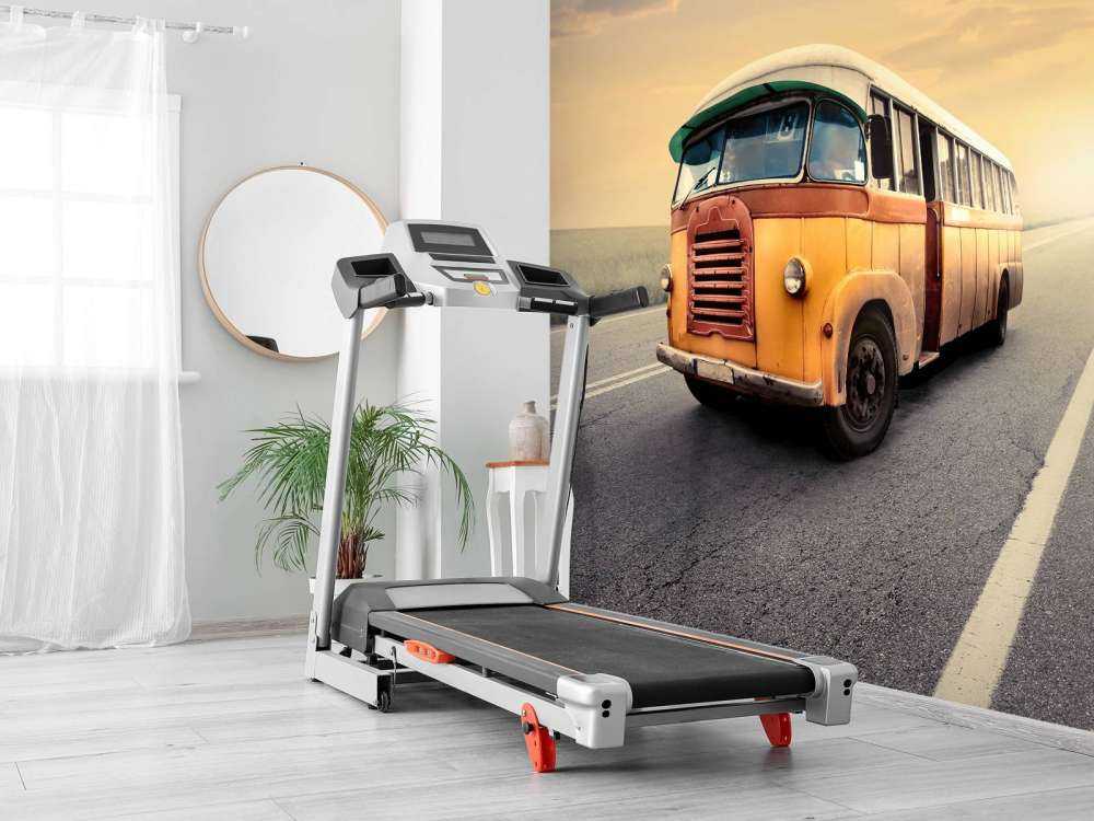 Buss på en øde vei