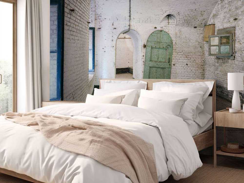 Grønn dør i gammel bygning