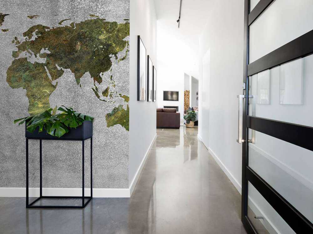 Verdenskart med grønn struktur på grå betong