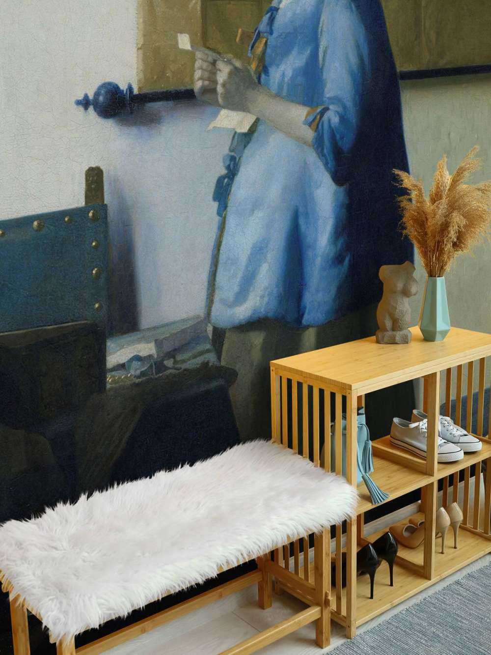 Kvinde, der læser et brev