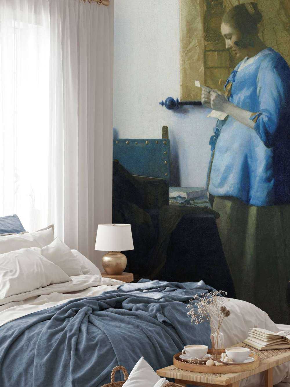 Kvinde, der læser et brev