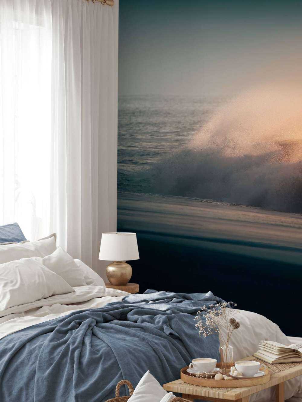 Brydende bølger på stranden