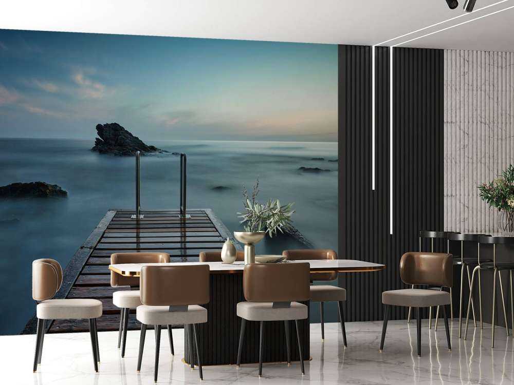 Træbrygge på kysten