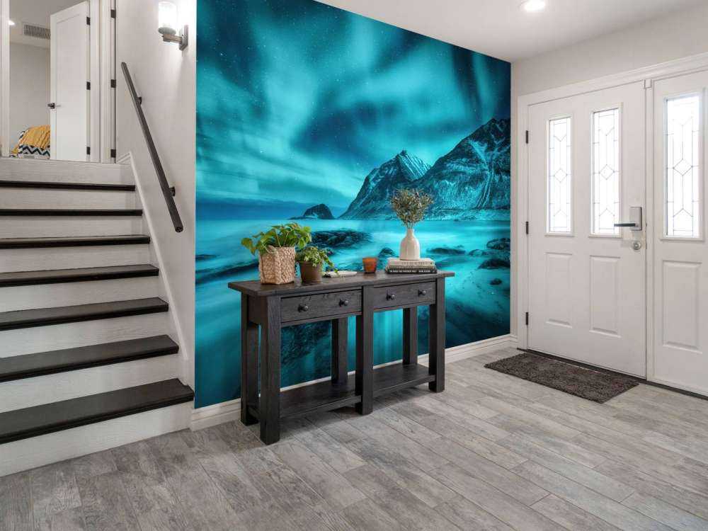 Blå nordlys med bjerge