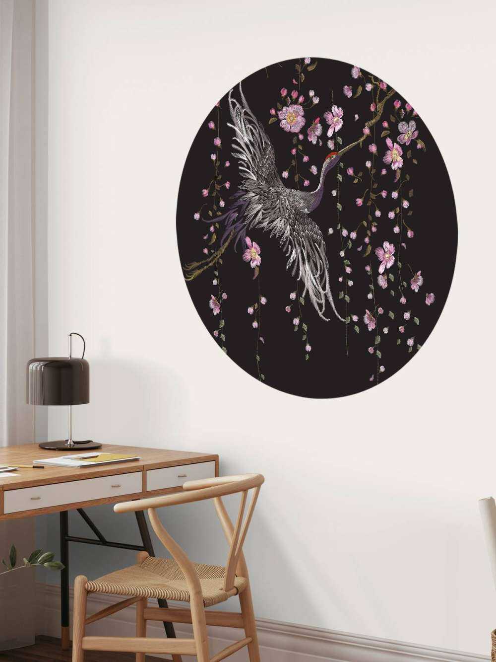 Kraanvogel bij roze bloemen