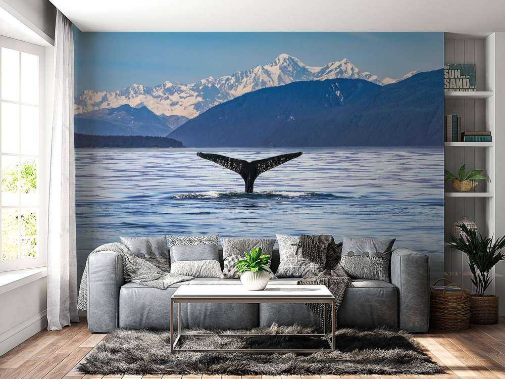 Dykhval med berg i bakgrunden