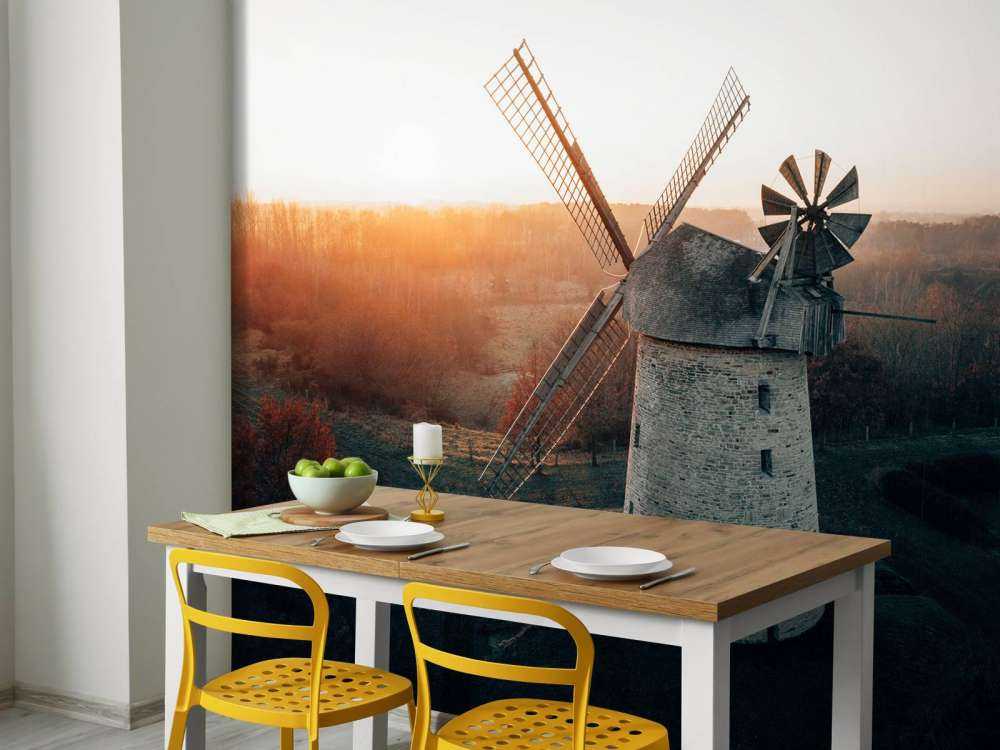 Väderkvarn i vackert ljus vid solnedgången