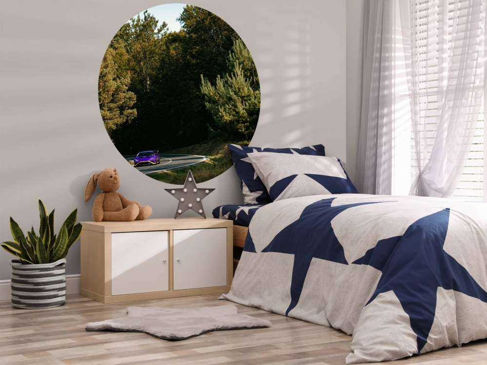 Lila Lamborghini Huracán i skogslandskap