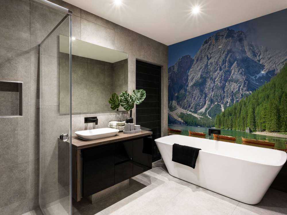 Träbåtar i en bergssjö