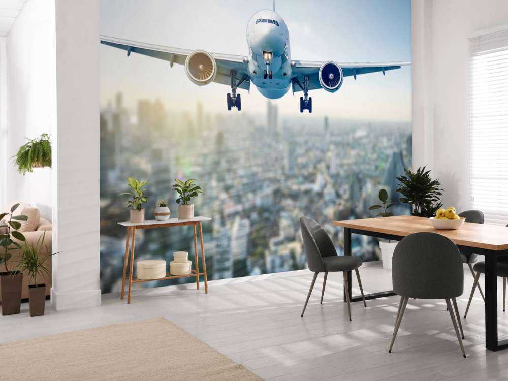 Fallande flygplan över en stad