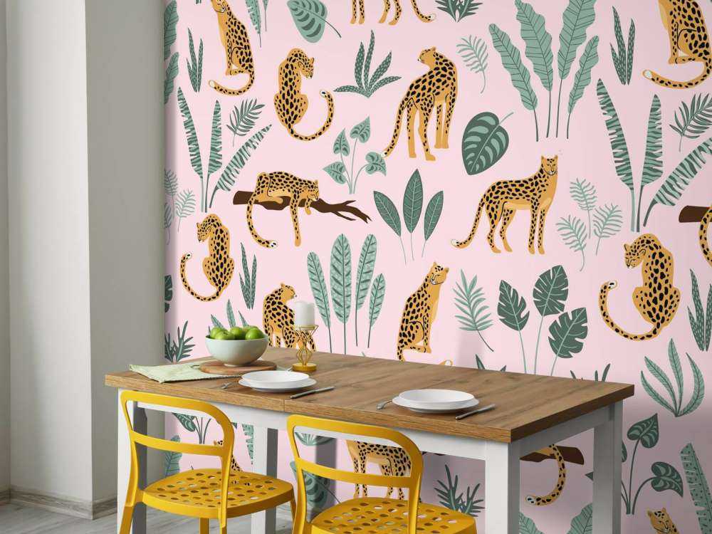 Leopardmodell på en rosa bakgrund
