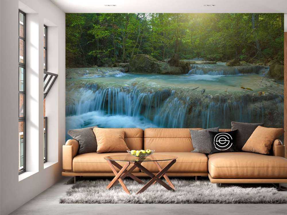 Vackert djupt vattenfall