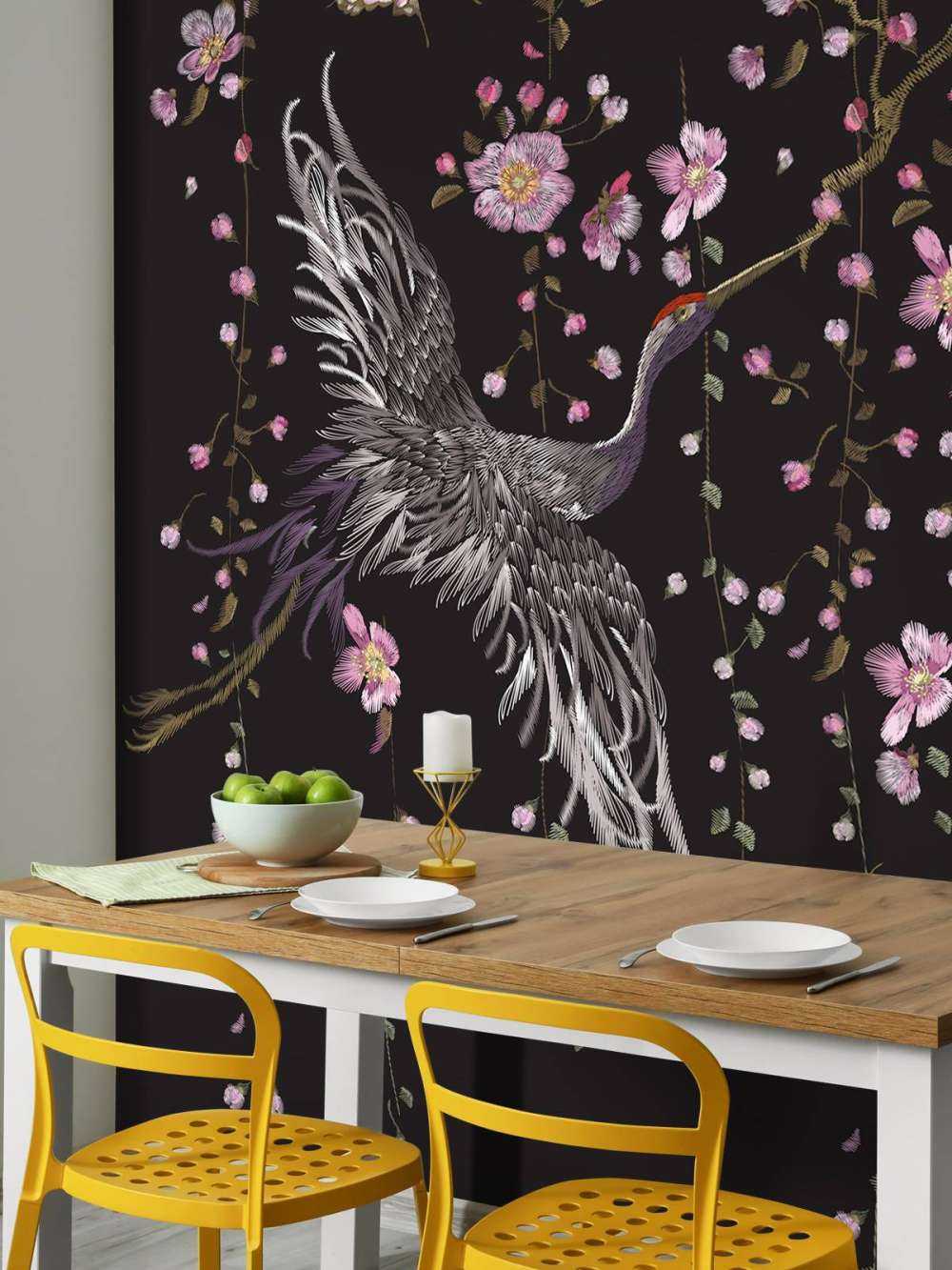 Kraanvogel bij roze bloemen