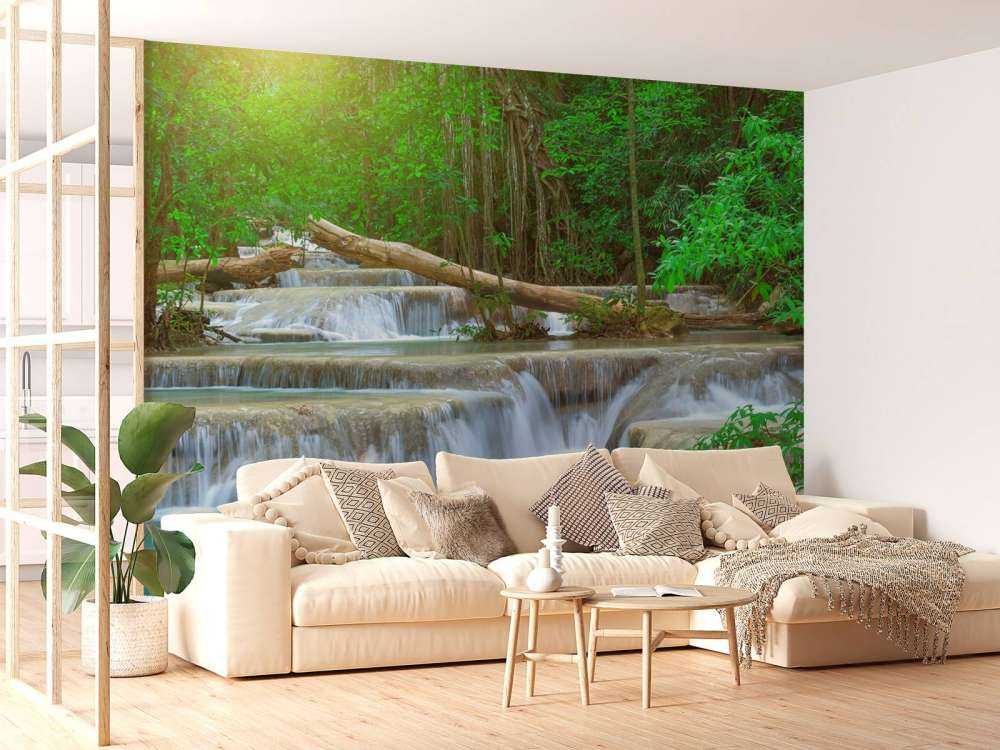 Brødt vandfald i skoven