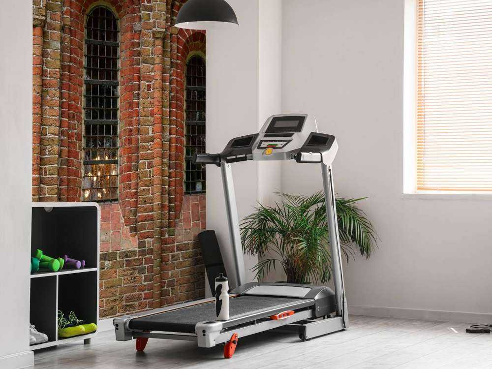 Mur av tegel med valv och fönster