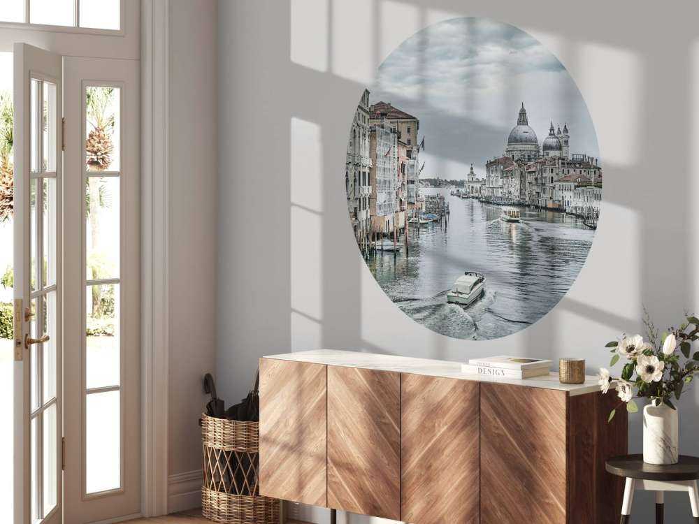 Kanal med båtar i Venedig
