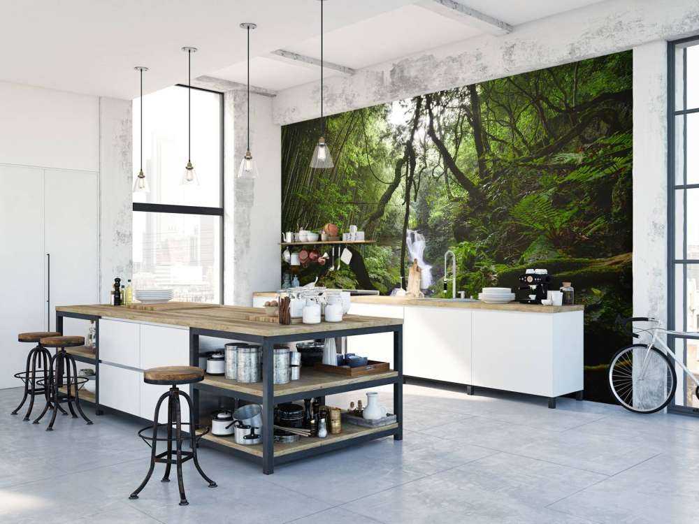 Vattenfall omgivet av träd