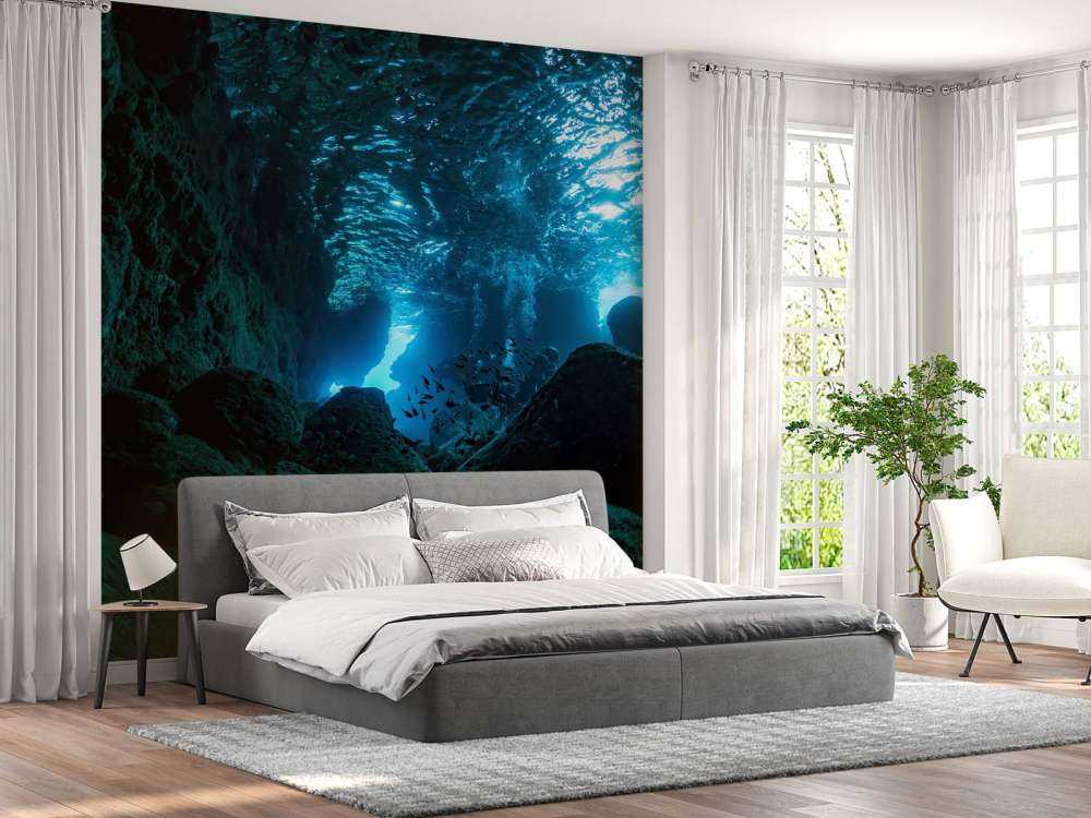 Solstrålar i en undervattensgrotta