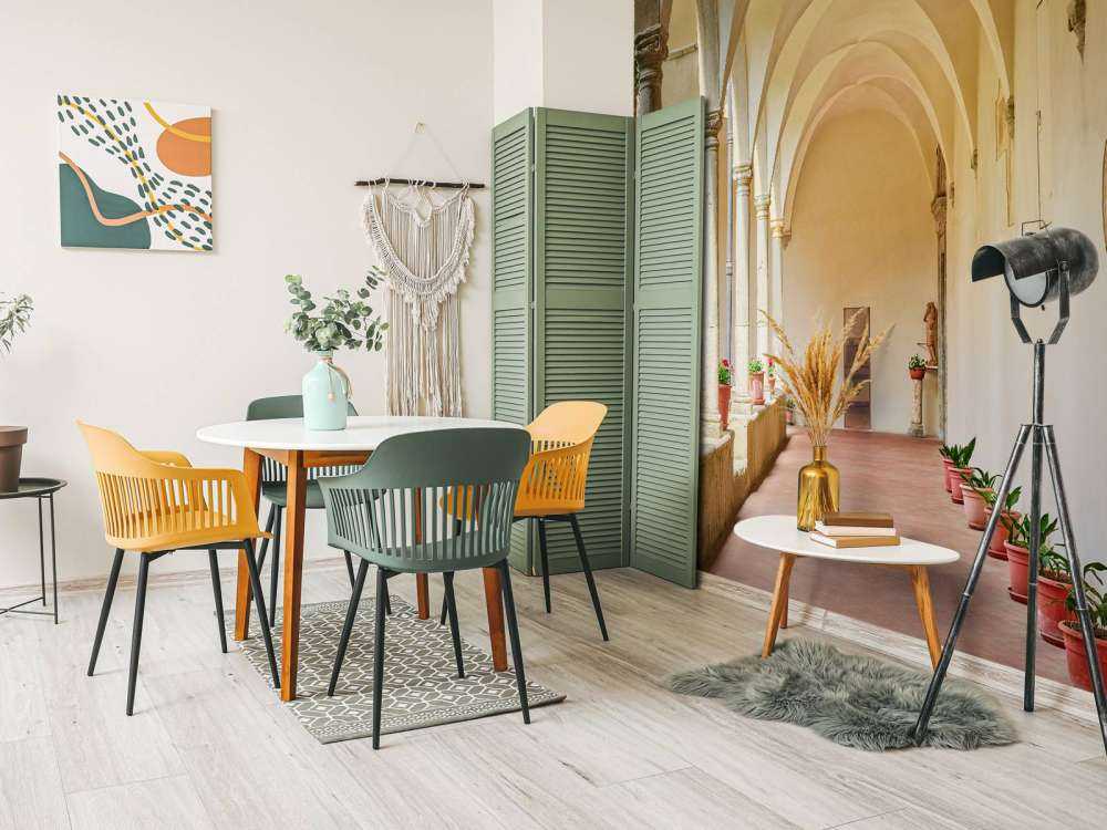 Gårdsplass med buer og planter