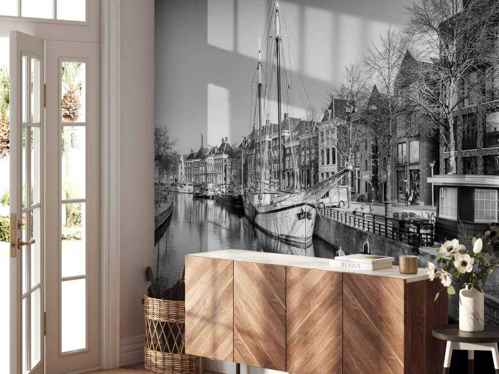 Historisch schip gelegen in de rivier de A in Groningen. In zwart wit. 