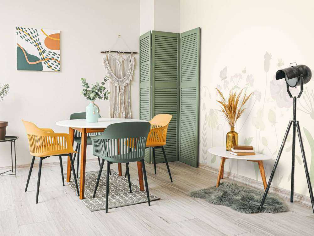 Blomsterfelt med sommerfugler i beige og gammelrosa