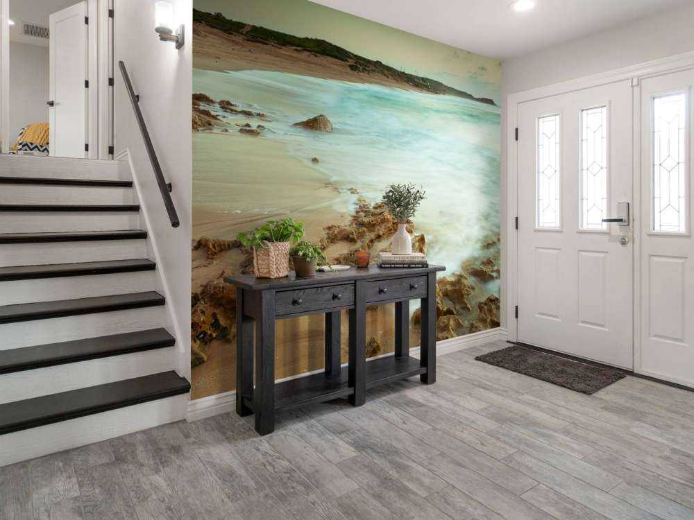 Rolig strand med steiner