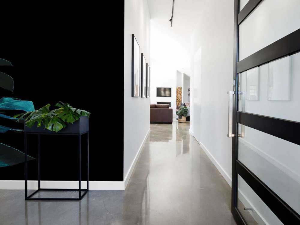 Tropiske blader på svart tapet