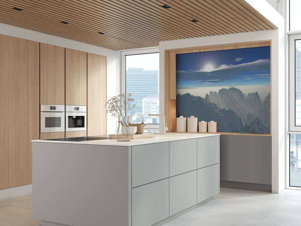 Snødekte fjelltopper panoramaa