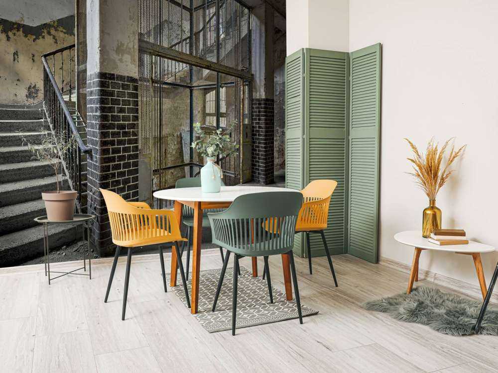 Gammalt hisschakt med trappor