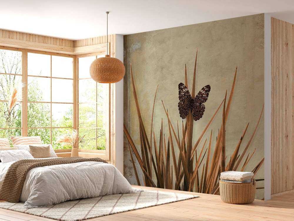 Fjäril vid gammal vägg