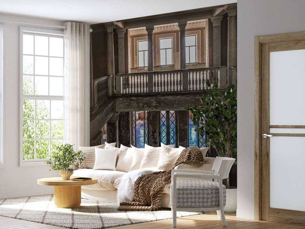 Förfallet gammalt hus på landet