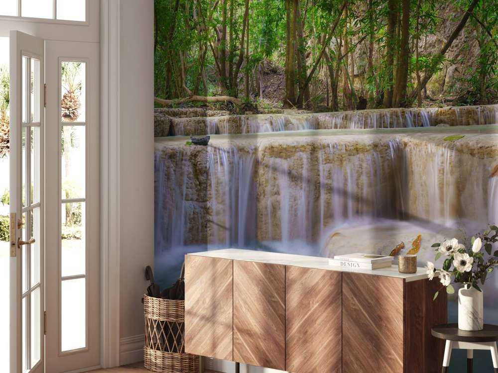 Vattenfall i djup regnskog