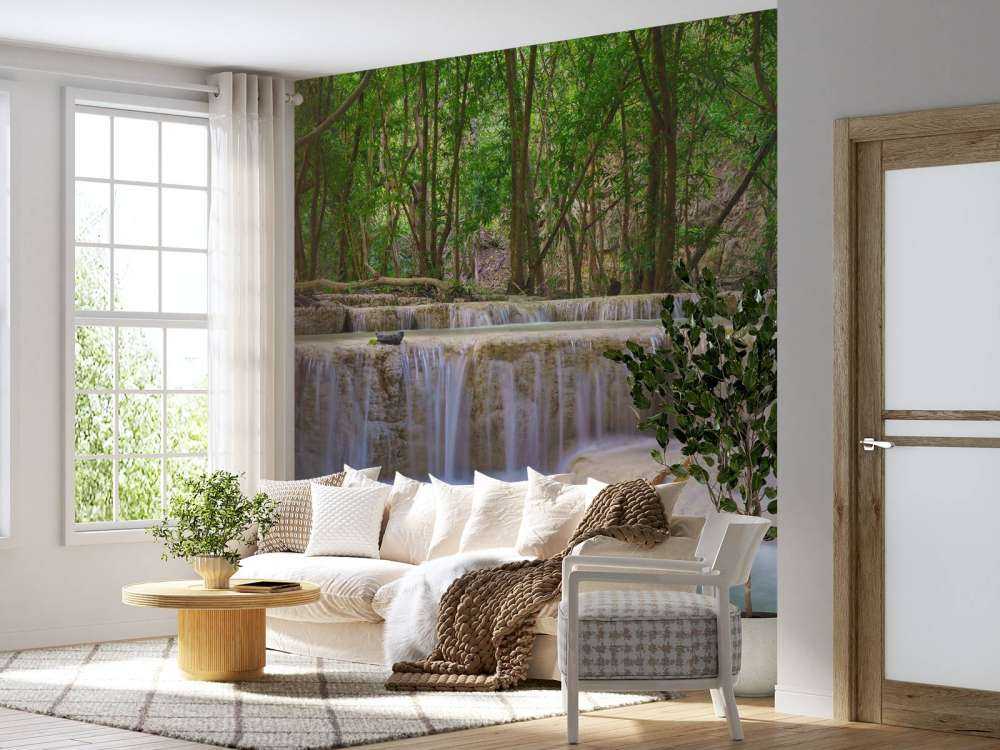 Vattenfall i djup regnskog