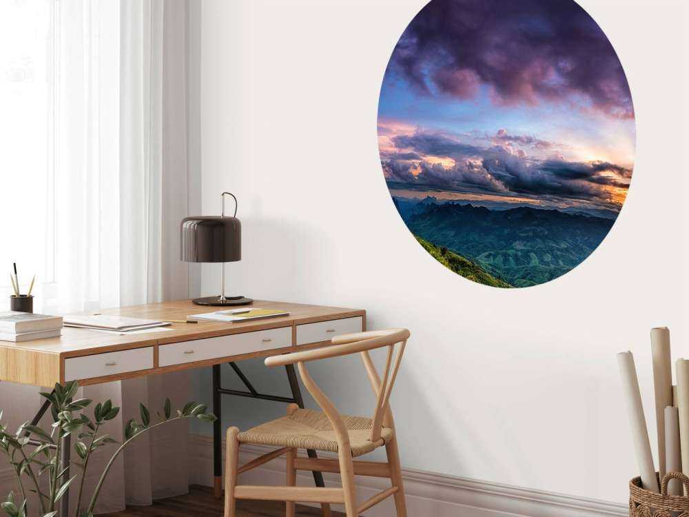 Solnedgång över ett berg