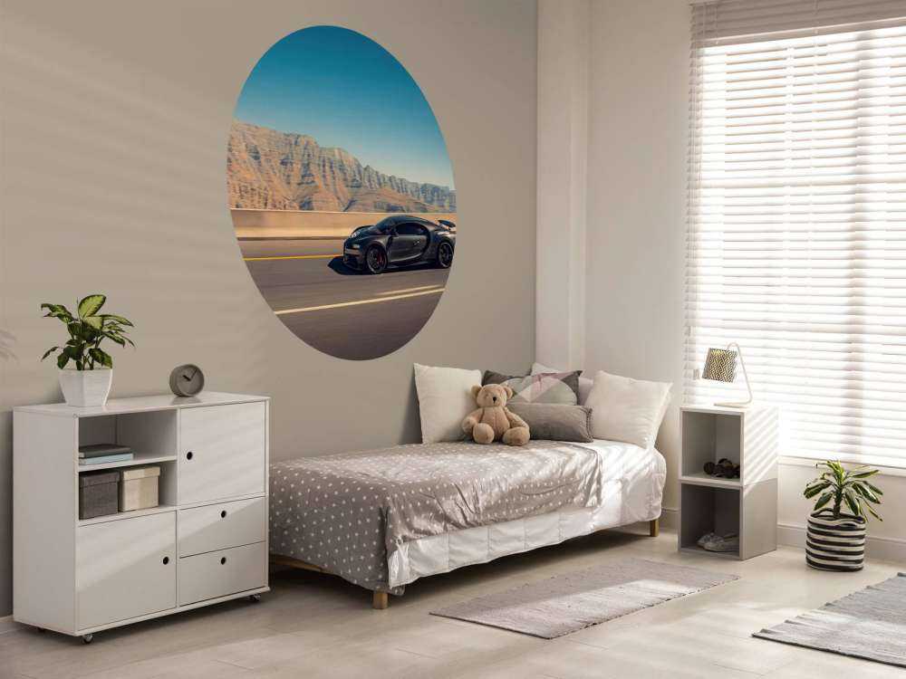 Hyperbil mod bjerglandskab