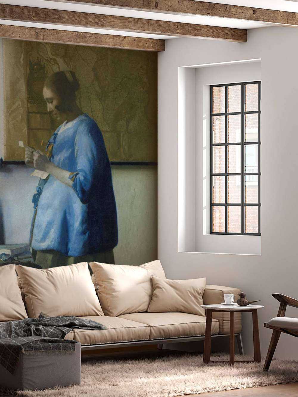 Kvinde, der læser et brev