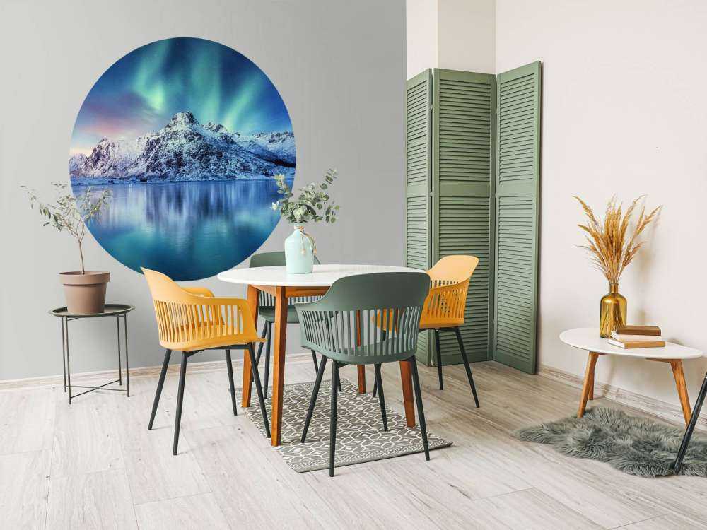 Nordlys over et frossent hav og bjerge