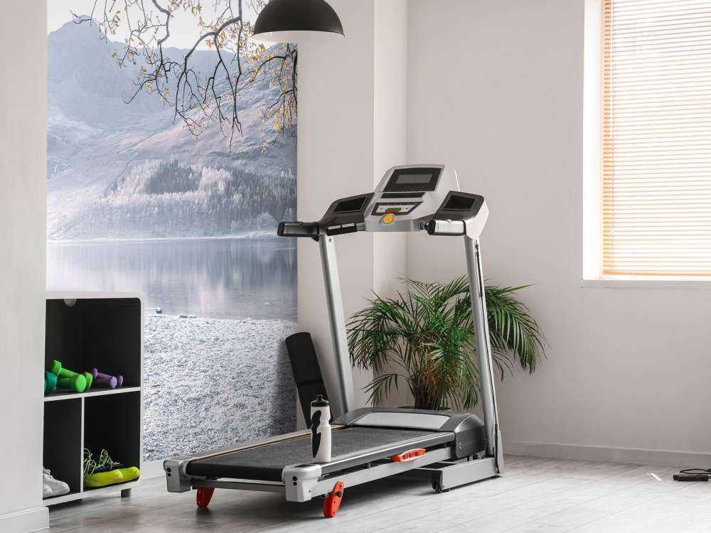 Bænk ved en stille sø