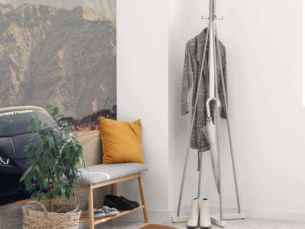 Svart superbil i ørkenen