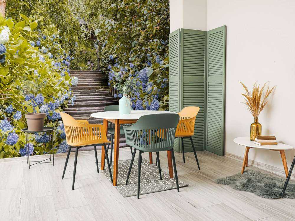 Blå blomster i parken