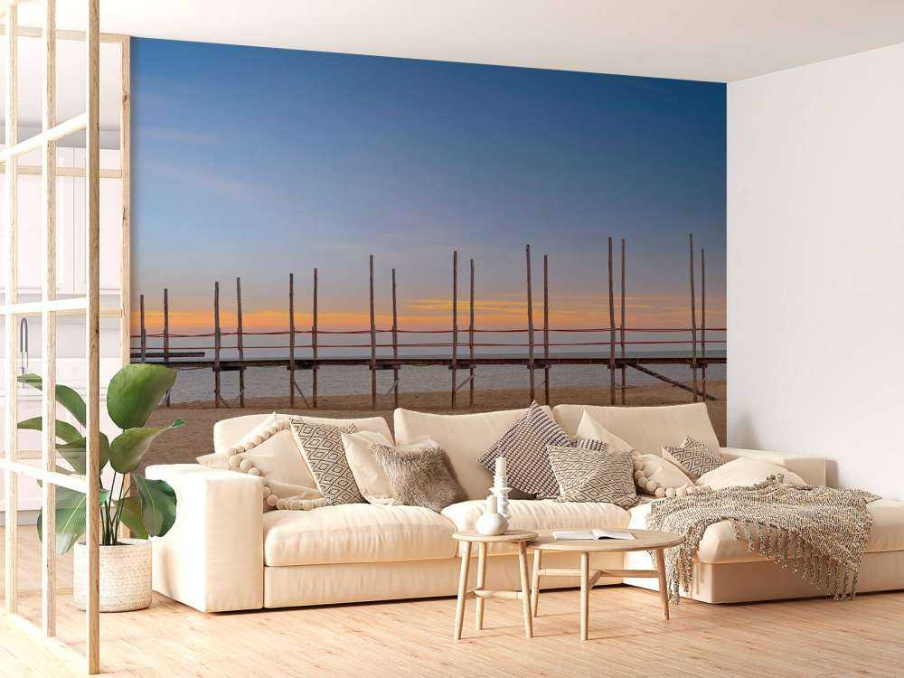 Lang brygge med trestenger