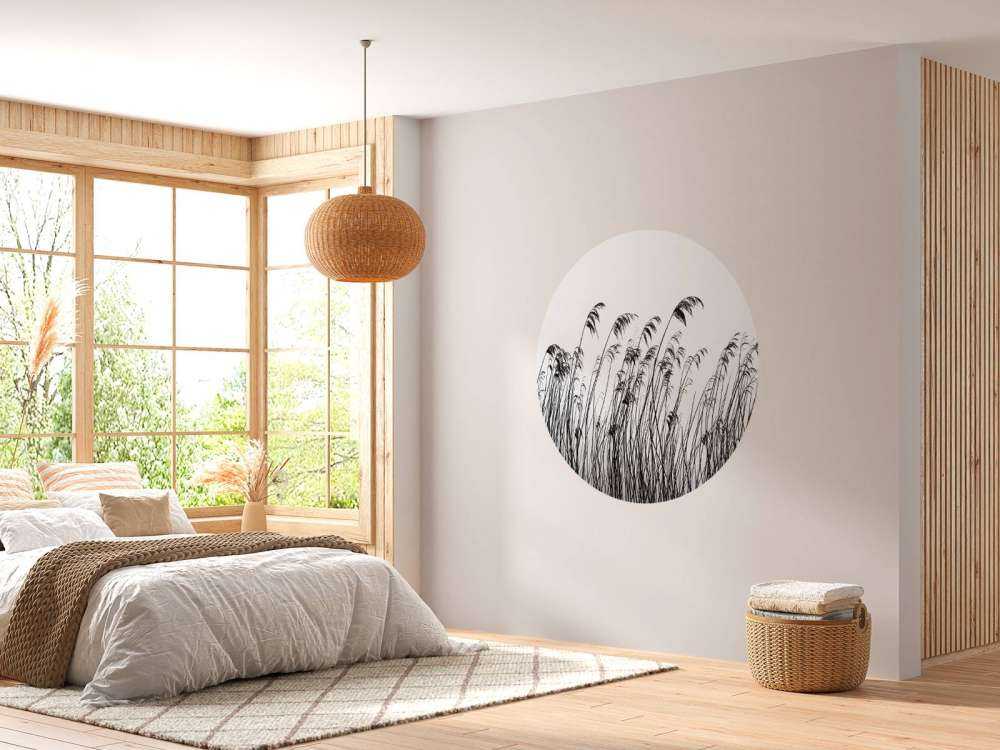 Siv langs vannkanten i svart og hvitt